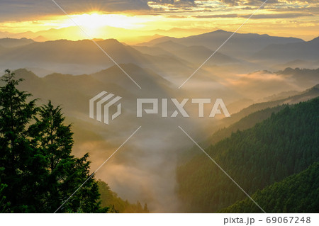 野迫川村の雲海と朝日（奈良県吉野郡野迫川村） 69067248