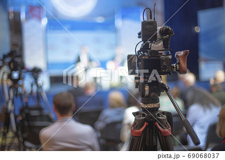 Live broadcast of the press conference. 69068037