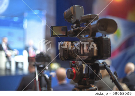 Live broadcast of the press conference. 69068039