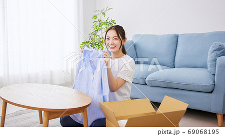 通販の商品が届き喜ぶ笑顔の若い女性 通販の商品が届き喜ぶ笑顔の若い女性 69068195