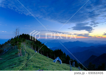 北大台ヶ原の夜明け(奈良県吉野郡上北山村) 北大台ヶ原の夜明け(奈良県吉野郡上北山村) 69068406