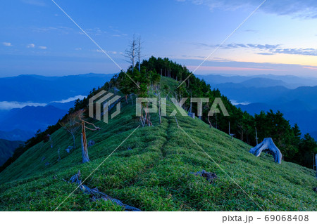 北大台ヶ原の夜明け(奈良県吉野郡上北山村) 北大台ヶ原の夜明け(奈良県吉野郡上北山村) 69068408