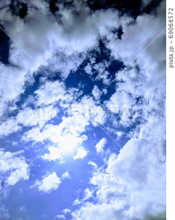 太陽に輝らされ青空に輝く白い雲 太陽に輝らされ青空に輝く白い雲 69068572