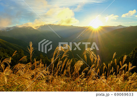 大峰山脈とススキ（奈良県五條市） 69069633