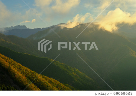 大峰山脈と朝日(奈良県五條市) 大峰山脈と朝日(奈良県五條市) 69069635