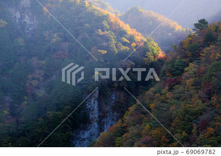 紅葉の迷滝（奈良県五條市） 69069782