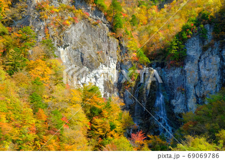 紅葉の迷滝（奈良県五條市） 69069786
