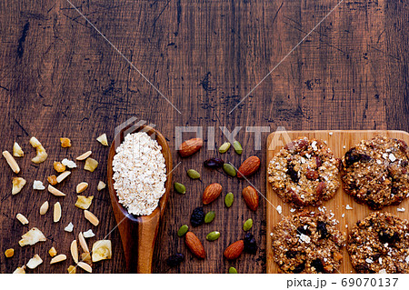 オートミールクッキーと食材 69070137