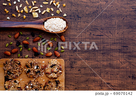 オートミールクッキーと食材 69070142