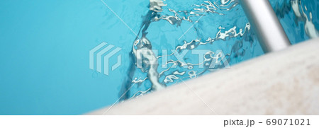 プールのはしごと水面の波紋 プールのはしごと水面の波紋 69071021
