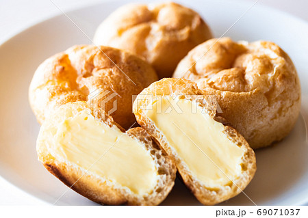 カスタードクリームがたっぷり詰まったシュークリーム カスタードクリームがたっぷり詰まったシュークリーム 69071037