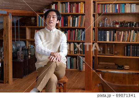 読書の秋　屋根裏部屋でくつろぐ文学青年 69071341