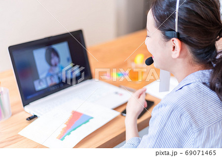 在宅でテレワークを行う女性社員 69071465