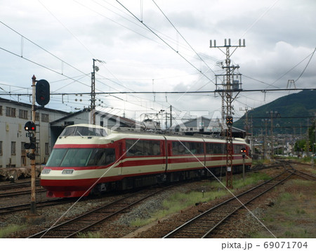 須坂駅を出発する長野電鉄「ゆけむり」 69071704