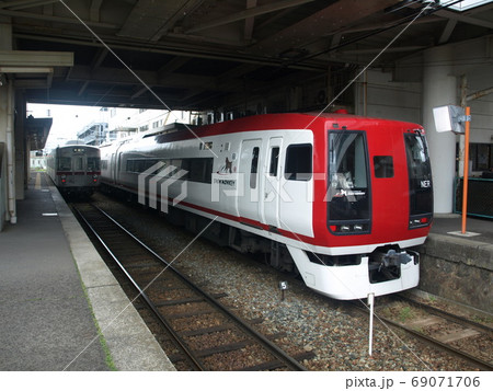須坂駅での長野電鉄2100系「スノーモンキー」 須坂駅での長野電鉄2100系「スノーモンキー」 69071706