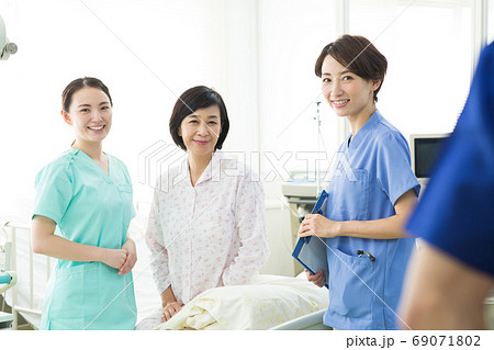 入院患者と医療従事者 69071802