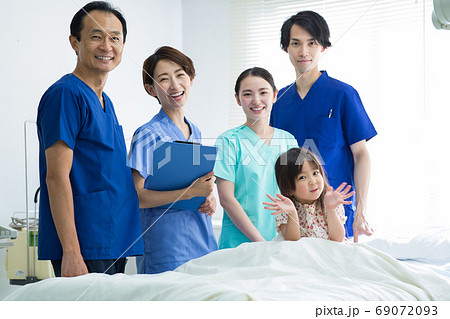 医療従事者と子供 69072093