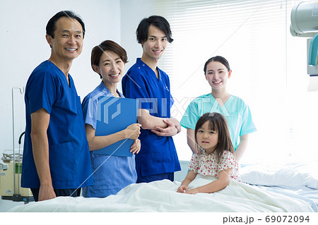 医療従事者と子供 医療従事者と子供 69072094