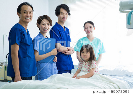 医療従事者と子供 医療従事者と子供 69072095