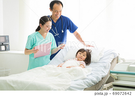 子供と医療従事者 子供と医療従事者 69072642
