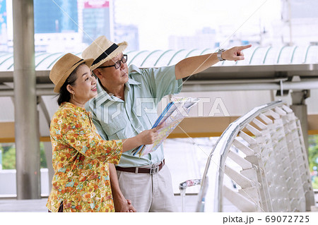 Traveler couple elderly wear hat with luggage 69072725