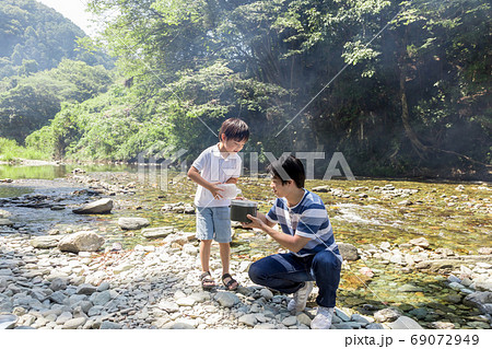 川原でBBQ 飯盒準備 川原でBBQ 飯盒準備 69072949