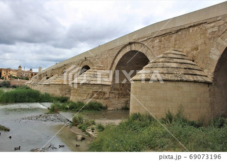 グアダルキビル川にかかるコルドバのローマ橋Puente Romano(Spain/Cordoba) グアダルキビル川にかかるコルドバのローマ橋Puente Romano(Spain/Cordoba) 69073196