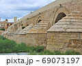 グアダルキビル川にかかるコルドバのローマ橋Puente Romano(Spain/Cordoba) 69073197