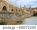グアダルキビル川にかかるコルドバのローマ橋Puente Romano(Spain/Cordoba) 69073200
