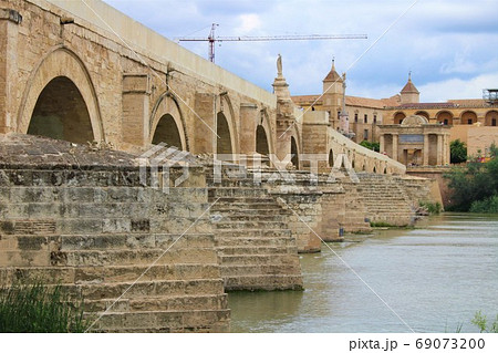 グアダルキビル川にかかるコルドバのローマ橋Puente Romano(Spain/Cordoba) 69073200