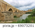 グアダルキビル川にかかるコルドバのローマ橋Puente Romano(Spain/Cordoba) 69073201