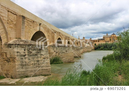 グアダルキビル川にかかるコルドバのローマ橋Puente Romano(Spain/Cordoba) 69073201