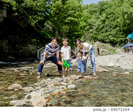 川原で遊ぶ家族 69073204