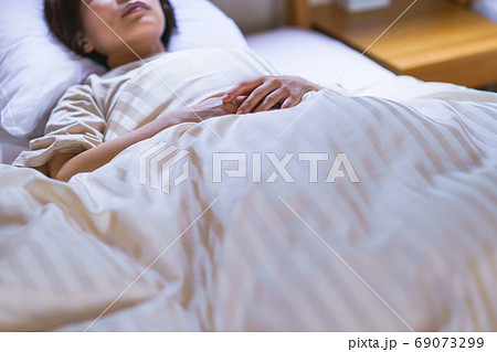 寝苦しい夏に寝付けないまま朝を迎えた中年女性【ライフスタイル】 69073299