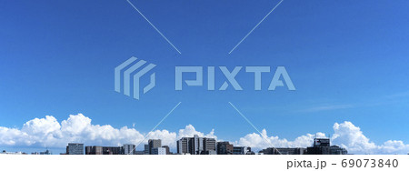 江東区南砂町と江戸川区西葛西にまたがる荒川河川敷首都高速湾岸線　夏の青空と入道雲 69073840