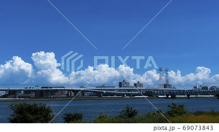 江東区南砂町と江戸川区西葛西にまたがる荒川河川敷首都高速湾岸線　夏の青空と入道雲 69073843