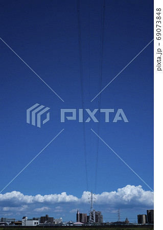 江東区南砂町と江戸川区西葛西にまたがる荒川河川敷首都高速湾岸線　夏の青空と入道雲 69073848