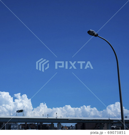 江東区南砂町と江戸川区西葛西にまたがる荒川河川敷首都高速湾岸線 夏の青空と入道雲 江東区南砂町と江戸川区西葛西にまたがる荒川河川敷首都高速湾岸線 夏の青空と入道雲 69073851