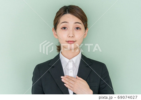 オンライン面接をする若い女性 【就活イメージ】 69074027