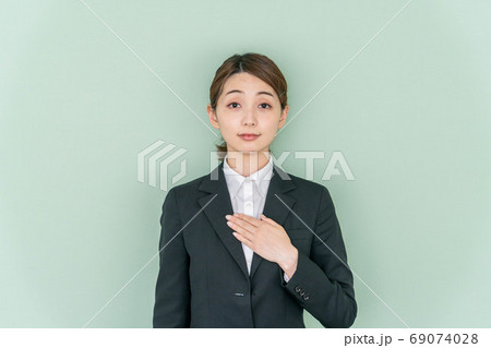 オンライン面接をする若い女性 【就活イメージ】 オンライン面接をする若い女性 【就活イメージ】 69074028
