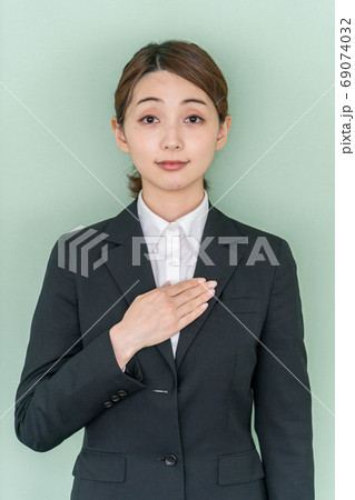 オンライン面接をする若い女性 【就活イメージ】 オンライン面接をする若い女性 【就活イメージ】 69074032