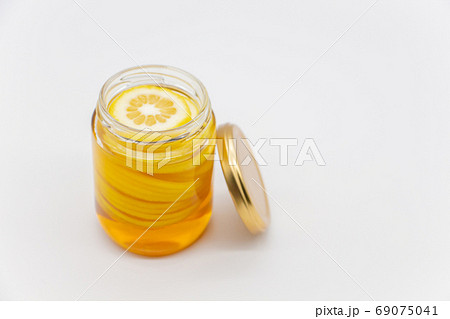 瓶詰めの蜂蜜れもん 69075041