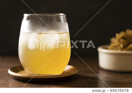 冷たいジンジャーシロップ 冷たいジンジャーシロップ 69076078