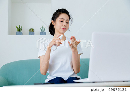 女性 女の人 女 69076121