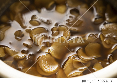 ジンジャーシロップを鍋で煮る ジンジャーシロップを鍋で煮る 69076131