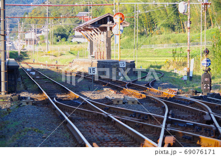 スイッチバックの線路に夕方の長い影が伸びた一畑口駅の風景 ... 島根県 出雲市(晴れ) スイッチバックの線路に夕方の長い影が伸びた一畑口駅の風景 ... 島根県 出雲市(晴れ) 69076171