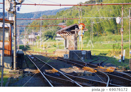 スイッチバックの線路に夕方の長い影が伸びた一畑口駅の風景 ... 島根県 出雲市（晴れ） 69076172