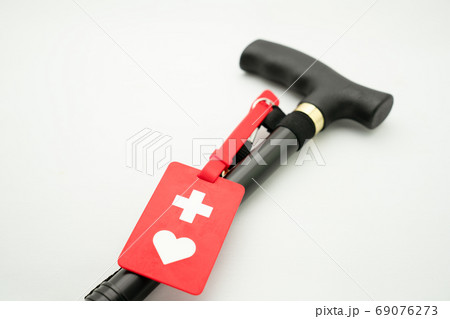 白バックの杖とヘルプマーク 白バックの杖とヘルプマーク 69076273