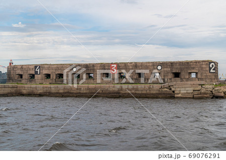 Russia. Saint-Petersburg. Battery Prince Menshikov-a monument of history and architecture of the XVIII century, located on the southern defensive wall of Kronstadt along the fairway. 69076291