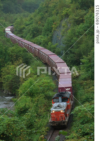 湧別川の渓谷を走るDD51-1056号機+1146号機牽引の貨物列車_2012/9/16撮影 69076315